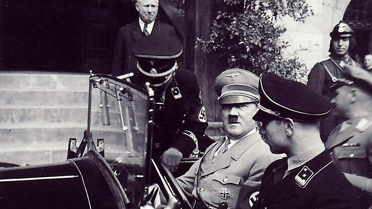 Am 19. Oktober 1935 besuchte Hitler Coburg und absolvierte zwei Termine: Er zeichnete den vormaligen Herzog Carl Eduard aus und trug sich ins "Goldene Ehrenbuch" der Stadt ein, deren Ehrenbürger er seit 1932 war. Foto: Archiv Harald Sandner