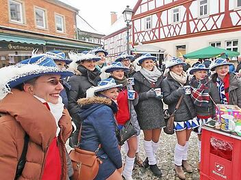 Mit den Gardetänzen wurde es nichts beim Faschings-Fez - nicht wegen der Minusgrade, sondern wegen der glitschigen Oberfläche des Anger.  Foto: Dieter Britz