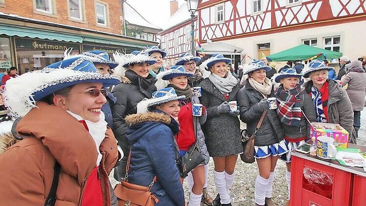 Mit den Gardetänzen wurde es nichts beim Faschings-Fez - nicht wegen der Minusgrade, sondern wegen der glitschigen Oberfläche des Anger.  Foto: Dieter Britz