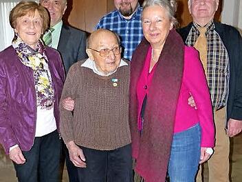 60 Jahre ist Günther Hess Mitglied im Gartenbauverein Stadtsteinach und durfte an seinem 93. Geburtstag eine hohe Ehrung des Bayerischen Landesverbands entgegennehmen. Unser Bild zeigt (von links) Schriftführerin Hermine Geier, Kreisvorsitzenden Günter Reif, Jubilar Günther Hess, Zweiten Vorsitzenden Andreas Dremer, Tochter Susanne Hess und Kassier Klaus Göldel.  Foto: Klaus-Peter Wulf