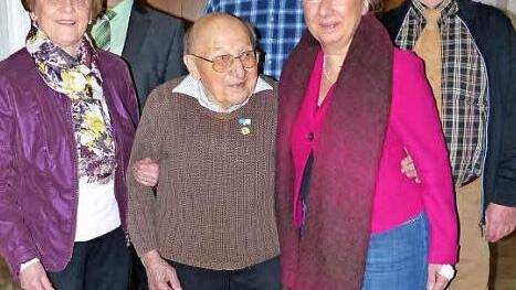 60 Jahre ist Günther Hess Mitglied im Gartenbauverein Stadtsteinach und durfte an seinem 93. Geburtstag eine hohe Ehrung des Bayerischen Landesverbands entgegennehmen. Unser Bild zeigt (von links) Schriftführerin Hermine Geier, Kreisvorsitzenden Günter Reif, Jubilar Günther Hess, Zweiten Vorsitzenden Andreas Dremer, Tochter Susanne Hess und Kassier Klaus Göldel.  Foto: Klaus-Peter Wulf