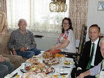 Mit ihren 95 Jahren fühlt sich Emma Hofmann in der Familie ihres Bruders nach wie vor sehr wohl. Unser Bild zeigt (vorne, von links) Emma Hofmann, Bruder Hans Hofmann, Nichte Beate, Bürgermeister Robert Bosch, Arno Wirth und Heinz Wagner von den Post-Senioren sowie (dahinter, von links) stellvertretende Landrätin Christina Flauder und Schwägerin Anna Hofmann.  Foto: Werner Reißaus
