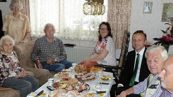 Mit ihren 95 Jahren fühlt sich Emma Hofmann in der Familie ihres Bruders nach wie vor sehr wohl. Unser Bild zeigt (vorne, von links) Emma Hofmann, Bruder Hans Hofmann, Nichte Beate, Bürgermeister Robert Bosch, Arno Wirth und Heinz Wagner von den Post-Senioren sowie (dahinter, von links) stellvertretende Landrätin Christina Flauder und Schwägerin Anna Hofmann.  Foto: Werner Reißaus