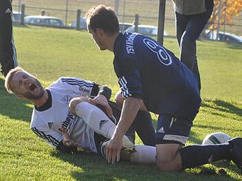 ute fehlen werden - das Derby am Walberla ist immer umkämpft: Beim 6:2-Auswärtssieg der Ehrabocha in Maigisch im vorigen Herbst beharkten sich TSV-Stürmer Matthias Schuhmann (blau), der dreimal traf, und Steffen Kraft an der Seitenauslinie. Foto: Hühnlein
