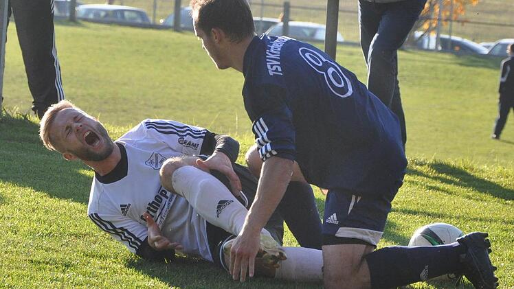 ute fehlen werden - das Derby am Walberla ist immer umkämpft: Beim 6:2-Auswärtssieg der Ehrabocha in Maigisch im vorigen Herbst beharkten sich TSV-Stürmer Matthias Schuhmann (blau), der dreimal traf, und Steffen Kraft an der Seitenauslinie. Foto: Hühnlein