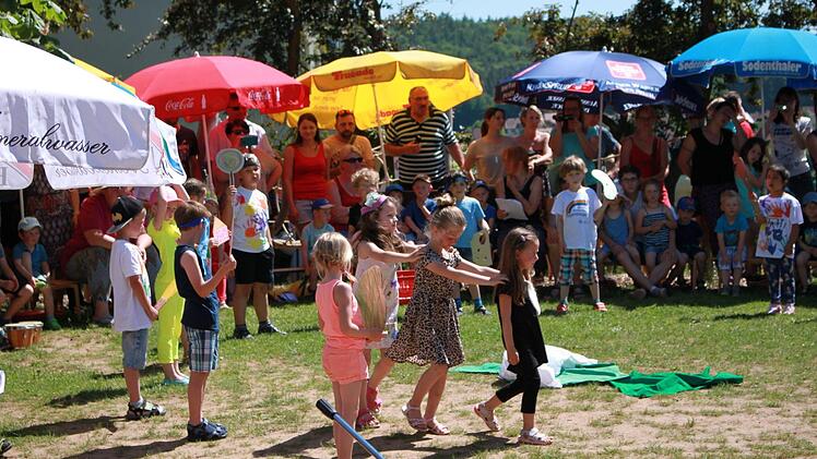 Die kleine Raupe Nimmersatt, immer beliebt bei den Kindern fraß sich auch hier durch die bekannten Dinge bis sie Bauchschmerzen bekam.