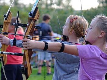 Die achtjährige Taja (vorn rechts) und die neunjährige Lea (daneben) beim Training.  Foto: Gerd Schaar