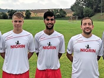 Von links: Daniel Döhler (Co-Trainer), Fabian Hellmuth, Taragh Barakzei (beide eigene Jugend), Andreas Appelmann (Trainer) und Spielleiter Julian Will. Es fehlt Leon Hennig (Jugend).  Foto: Wolfgang Dietz
