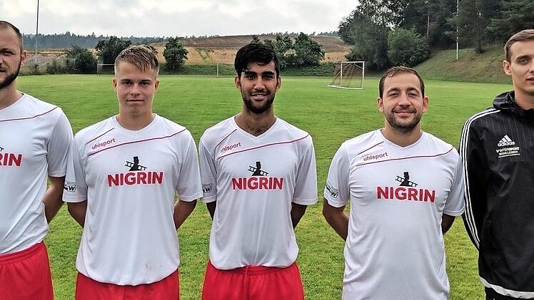 Von links: Daniel Döhler (Co-Trainer), Fabian Hellmuth, Taragh Barakzei (beide eigene Jugend), Andreas Appelmann (Trainer) und Spielleiter Julian Will. Es fehlt Leon Hennig (Jugend).  Foto: Wolfgang Dietz