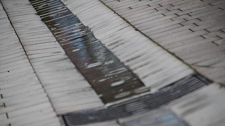 Lange vermisst: Leichter Regen prasselt auf  einen Weg. Foto: Ulrike Müller