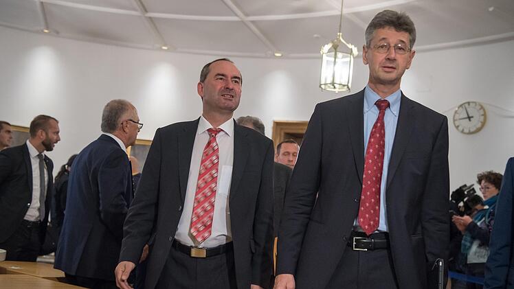 München: Hubert Aiwanger (l), Spitzenkandidat und Partei-Vorsitzender der Freien Wähler in Bayern und Michael Piazolo, Generalsekretär, kommen zu den Sondierungsgesprächen mit der CSU im bayerischen Landtag. Foto: Peter Kneffel/dpa
