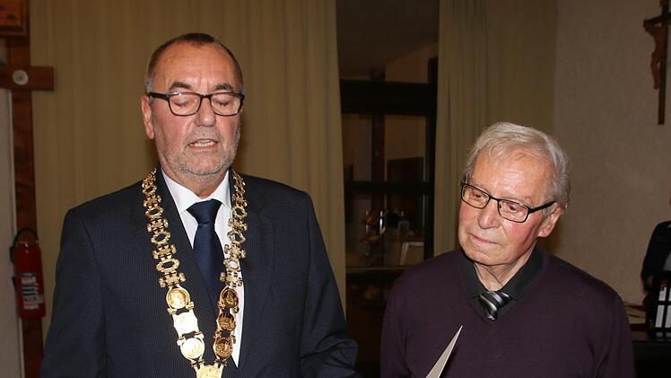 Bürgermeister Jürgen Kohmann verliest den Text der Verleihungsurkunde für Michael Diller.Matthias Einwag