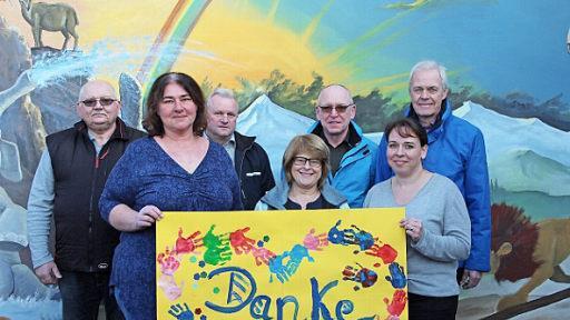 Mit dem restlichen Vereinsgeld wird der Kindergarten zwei Kinderwagen kaufen und die Turnhalle renovieren.  Foto: Theresa Schiffl