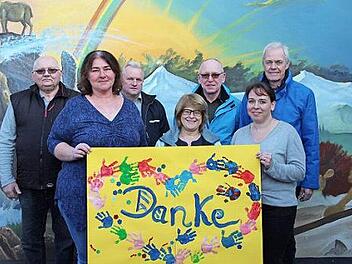 Mit dem restlichen Vereinsgeld wird der Kindergarten zwei Kinderwagen kaufen und die Turnhalle renovieren.  Foto: Theresa Schiffl