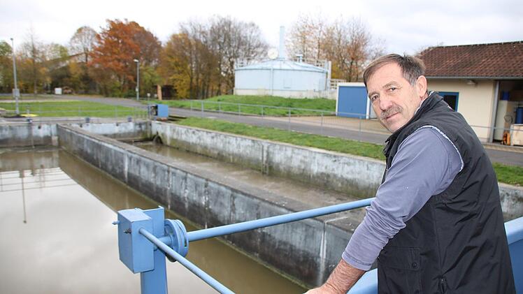 Abwassermeister Albrecht Leurer an einem der Becken der Kläranlage Hammelburg.  Foto: Ralf Ruppert