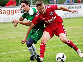Bei der Friesener 0:2-Niederlage im Hinspiel waren die Röllbacher in den Zweikämpfen oftmals cleverer: hier stellt Niklas Scherg (rotes Trikot) den Körper rein und holt sich den Ball gegen Nico Do Adro.  Foto: Weiß