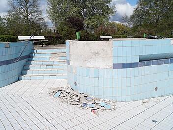 Die Schäden an den Fliesen des Wellenbeckens lassen sich nicht auf die Schnelle dauerhaft beheben, sagt Aquaria-Betriebsleiter Kirchner.