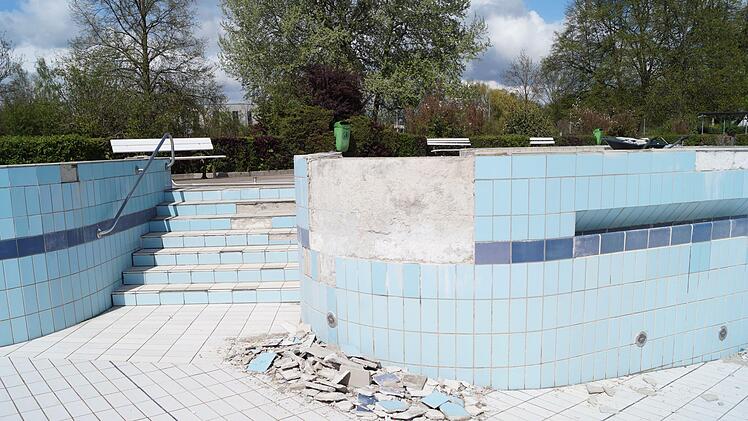 Die Schäden an den Fliesen des Wellenbeckens lassen sich nicht auf die Schnelle dauerhaft beheben, sagt Aquaria-Betriebsleiter Kirchner.