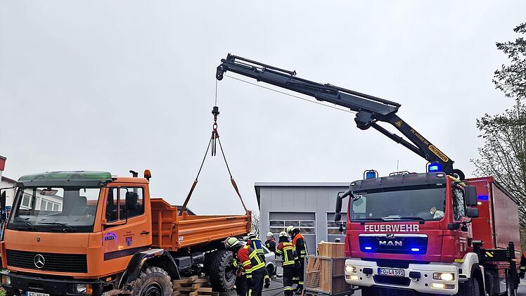 Bei dem angenommenen folgenschweren Verkehrsunfall in Gräfenberg kam ein Auto unter einen Lastwagen.