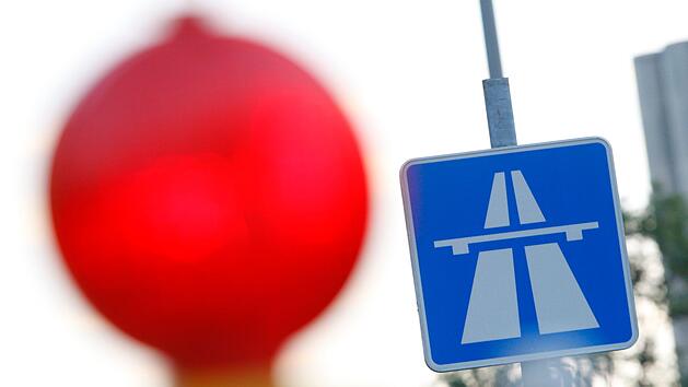 Gullydeckel besch&auml;digt zwei Lastwagen auf der A9
