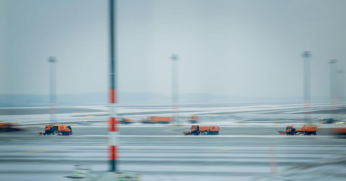 Flughafen-BER-stellt-Betrieb-wegen-Blitzeis-ein