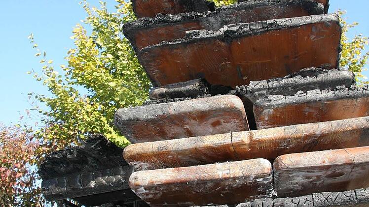 Angekokelte Bierbänke sind kein Problem für die Entsorgung - sie wurden auf die Müllumladestation gebracht und werden verbrannt