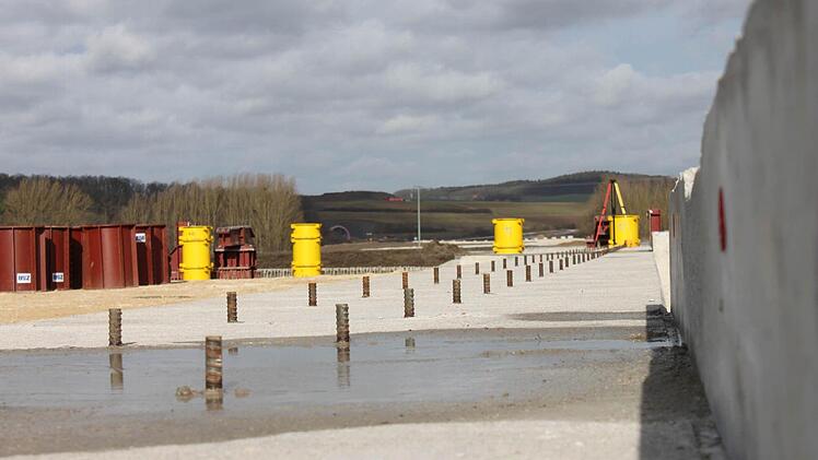 Am Bauplatz der Mainbrücke ist alles vorbereitet. Mit Drahtseilen wird das Mittelstück der Brücke später auf die Pfeiler gezogen.