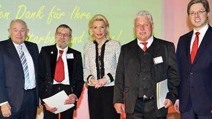 Maria-Elisabeth Schaeffler, ihr Sohn Georg (r.) sowie Ehrengast G&uuml;nther Beckstein (l.) dankten G&uuml;nther Kolb (2. v. l.) und Dieter J&auml;ckel f&uuml;r jeweils 50 Jahre Firmenzugeh&ouml;rigkeit. Foto: privat
