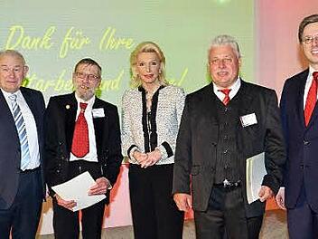Maria-Elisabeth Schaeffler, ihr Sohn Georg (r.) sowie Ehrengast Günther Beckstein (l.) dankten Günther Kolb (2. v. l.) und Dieter Jäckel für jeweils 50 Jahre Firmenzugehörigkeit. Foto: privat