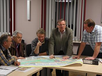 Beim Diskutieren über die Karten gebeugt (v.l.): Gerd Koch, Heinrich Kattenbeck, Alfons Eger, Reinhard Seeber und Werner Greif Foto: Galster