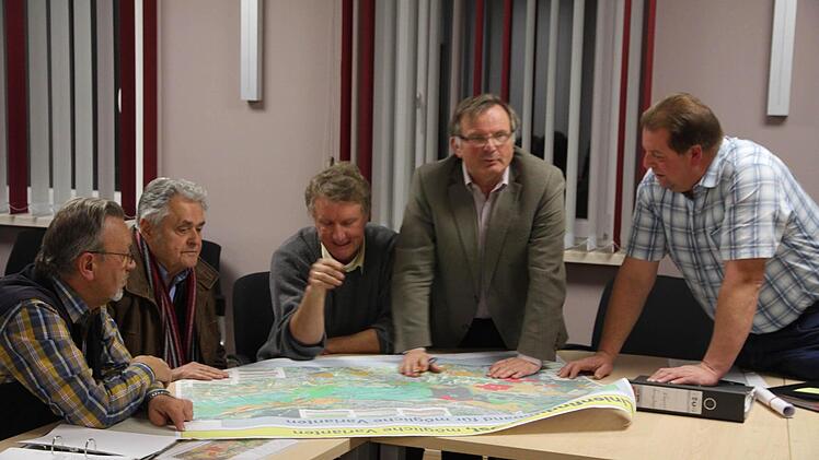 Beim Diskutieren über die Karten gebeugt (v.l.): Gerd Koch, Heinrich Kattenbeck, Alfons Eger, Reinhard Seeber und Werner Greif Foto: Galster