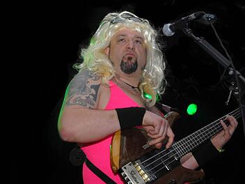 Jörg Heydt, Bassist bei FBG. Die Herzogenauracher Band spielt beim Rockfasching der Musikinitiative.