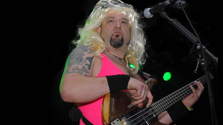 Jörg Heydt, Bassist bei FBG. Die Herzogenauracher Band spielt beim Rockfasching der Musikinitiative.