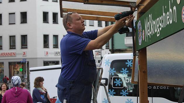 Aufregung gibt es rund um die Sandkerwa immer wieder: Werner Bosch, Betreiber des Stands "Ma&szlig;krugschieb'n", st&ouml;rt beispielsweise, dass au&szlig;erhalb des Sandkerwa-Gebietes ein Wirt eine Freischankfl&auml;che er&ouml;ffnet. Dadurch w&uuml;rde zus&auml;tzliche Konkurrenz entstehen.  Foto: Sebastian Martin
