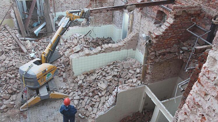 Der Abbruchbagger bei der Arbeit.  Foto: Mäuser