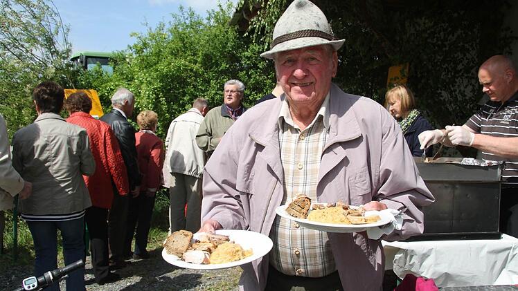 Ob Bulle oder Sau am Spieß - die lukullischen Genüsse lockten die Massen. Foto: Sonja Adam