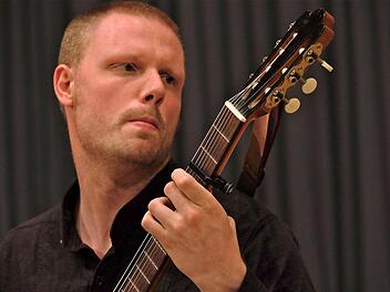Dozent Malte Vief präsentierte Gitarrensoli, darunter viele Eigenkompositionen. Foto: Gerd Schaar