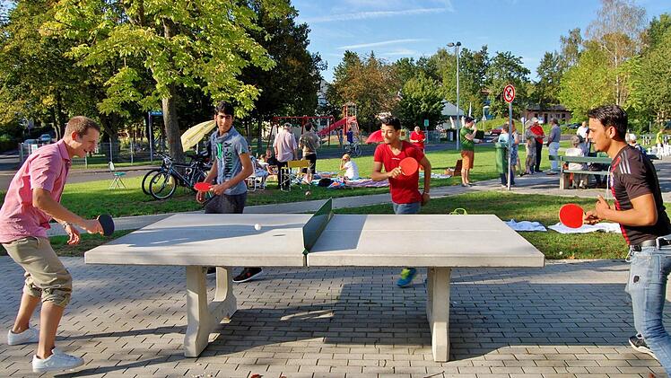 Sport ist international: Jugendliche Asylbewerber kamen beim Tischtennis in Kontakt mit den Anwohnern. Foto: Sigismund von Dobschütz