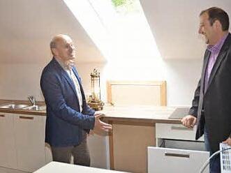 Gregor Förtsch (links) freut sich über die Spende einer Küchenzeile für das bergbauliche Magazin und dankt Geschäftsführer Marco Häfner für die Spende mit Installation. Foto: K.- H. Hofmann
