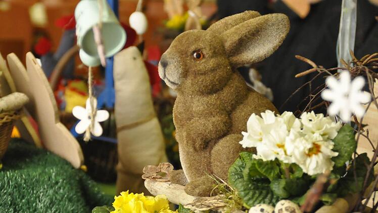 Die Vorfreude auf Ostern und gemütliches Einkaufen in entspannender Atmosphäre und dabei Gutes tun - das kleine Häschen wartet auf seine Käufer. Foto: Peter Klopf