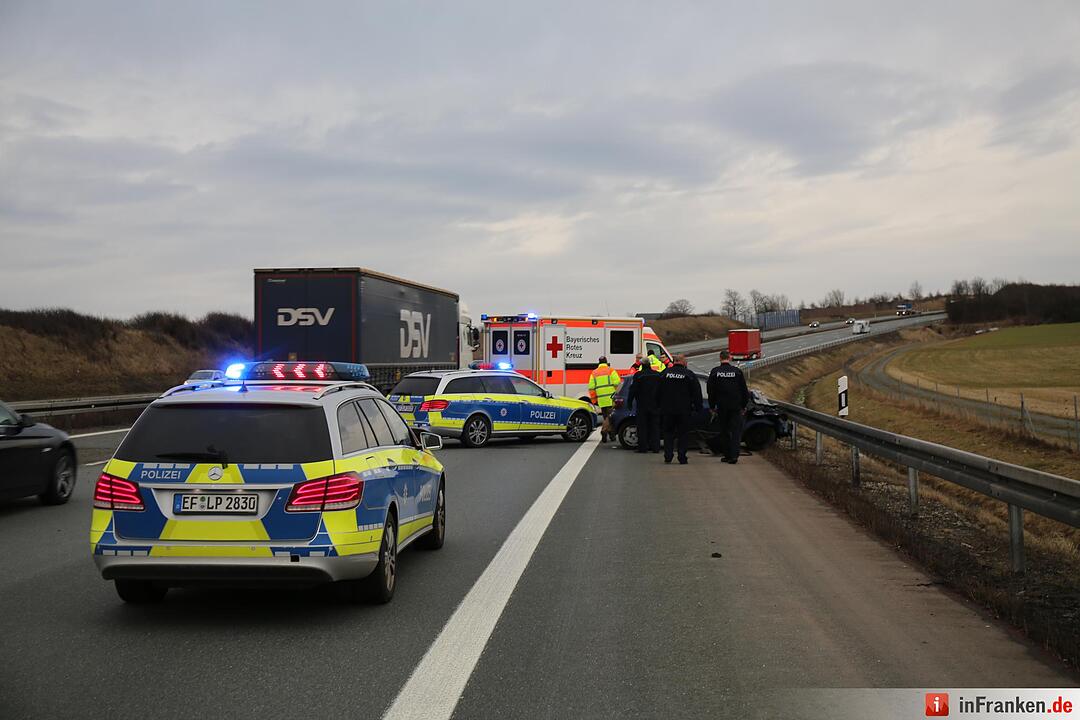 A9 bei Hof: Frau flieht vor Polizeikontrolle und baut Unfall