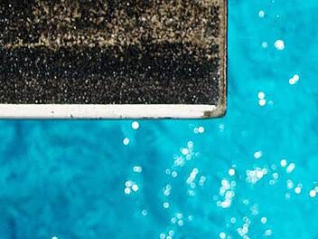 Ein zehn Jahre alter Bub ist in einem Freizeitbad in Stein (Landkreis F&uuml;rth) reglos im Wasser gefunden worden. Wom&ouml;glich verletzte sich der Junge bei einem Sprung ins Schwimmbecken. Symbolbild: dpa