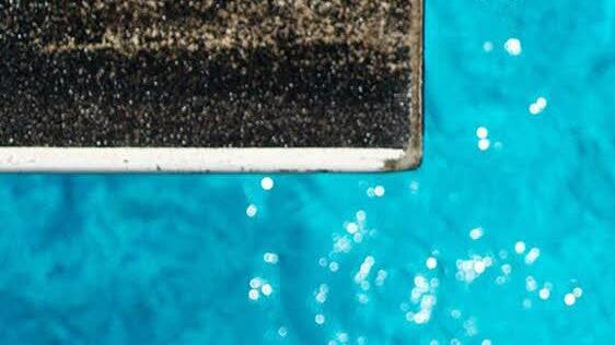 Ein zehn Jahre alter Bub ist in einem Freizeitbad in Stein (Landkreis F&uuml;rth) reglos im Wasser gefunden worden. Wom&ouml;glich verletzte sich der Junge bei einem Sprung ins Schwimmbecken. Symbolbild: dpa