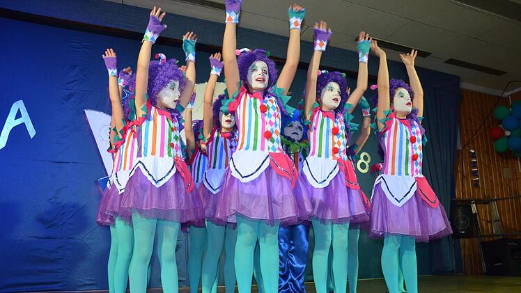 Die Gauaschacher Minis als Clowns setzten den ersten Höhepunkt des Abends mit einem toll eingeübten Showtanz. Jana Keul