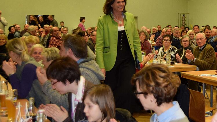 Das Bad in der Menge liebt Ministerin Ilse Aigner.