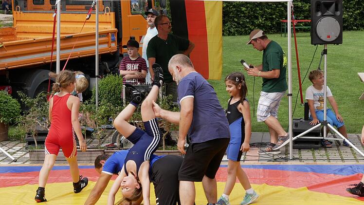 Flugrolle rückwärts, die Ringer-Kids sind ganz schön durchtrainiert und sehr sportlich! Foto: Manja von Nida