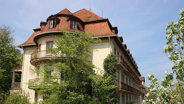 Das leere Sanatorium Apolant  (1906): Erbaut von Paul  Schultze-Naumburg, einflussreicher Architekt  und NSDAP-Politiker. Er gab wichtige Impulse für den Denkmalschutz, gilt aber auch als aktiver Wegbereiter des Dritten Reichs und als Mitinitiator der Bücherverbrennungen.  Foto: Benedikt Borst