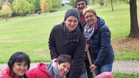 Bürgermeister Tobias Ehrlicher (Mitte) hilft gemeinsam mit dem Frauenstammtisch der SPD Bad Rodach kräftig mit.  Foto: Ramona Stegner