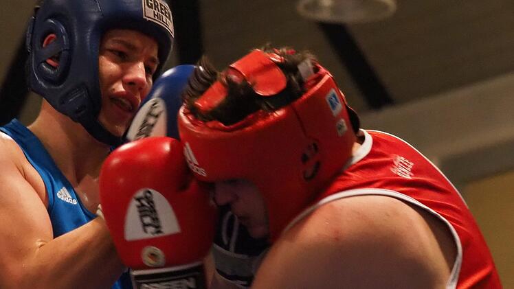 Boxen: ein k&ouml;rperbetonter Sport. Max Neb (links) von der Boxabteilung des TSV Bad Kissingen im Kampf. Foto: J&uuml;rgen Schmitt