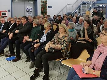 Das Interesse an den Ausf&uuml;hrungen des Seniorenbeirats und der B&uuml;rgermeisterkandidaten war gro&szlig;.    Foto: Britta Schnake